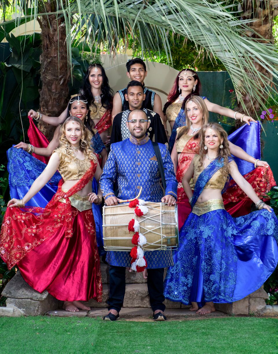 bollywood-dancers-and-dhol-drummer